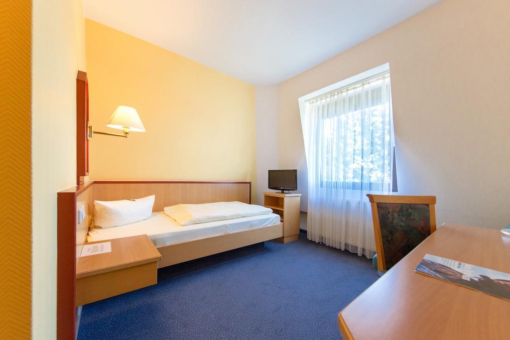 Montana Hotel Oberasbach Buitenkant foto
