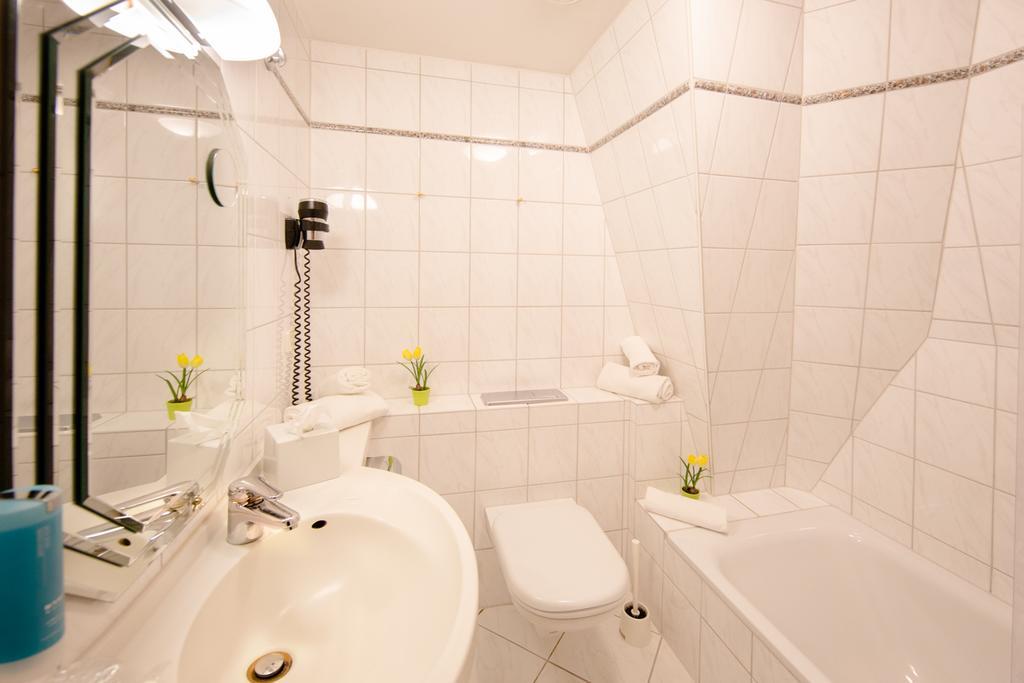 Montana Hotel Oberasbach Buitenkant foto