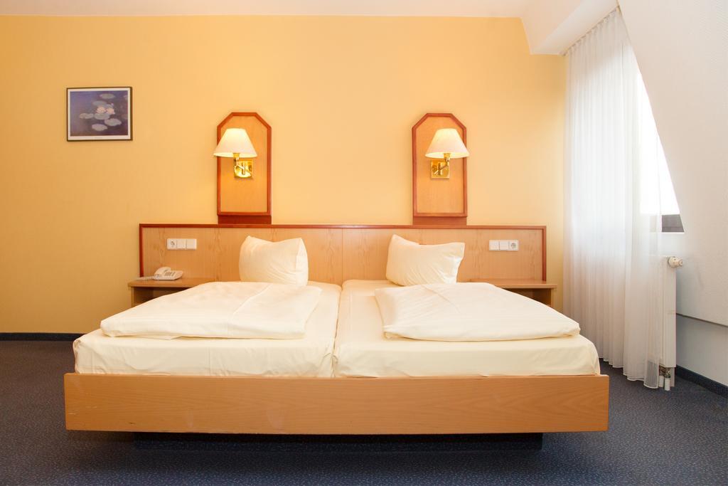 Montana Hotel Oberasbach Buitenkant foto