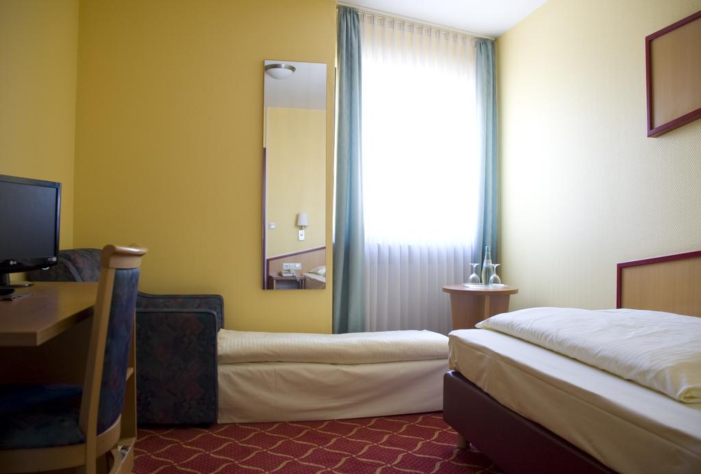 Montana Hotel Oberasbach Buitenkant foto